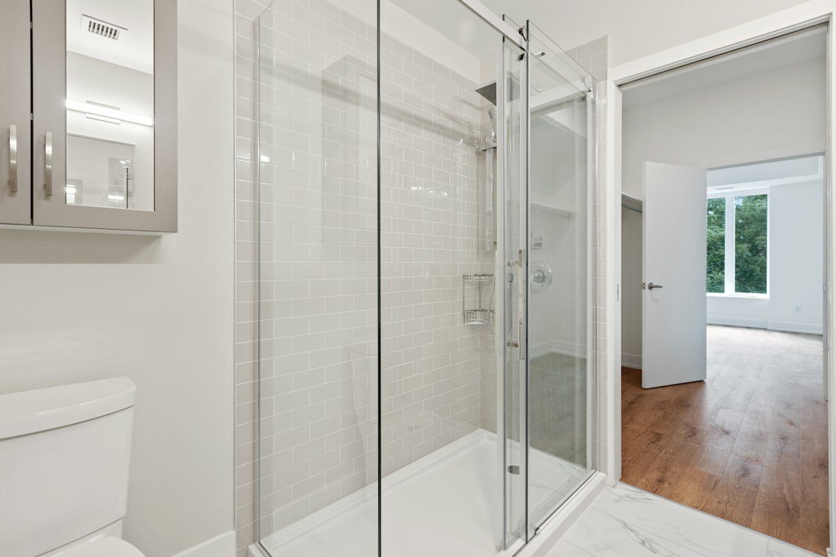 Douche à l'italienne : receveur, paroi et robinetterie 2 Douche à l italienne : paroi en verre fixe