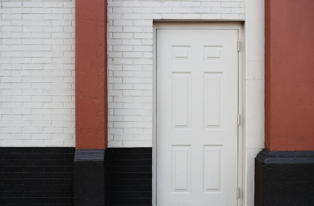 Portes intérieures : styles, dimensions et conseils 2 Porte intérieure blanche à panneaux