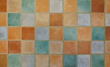 Carrelage salle de bain : carreaux colorés posés en quadrillage