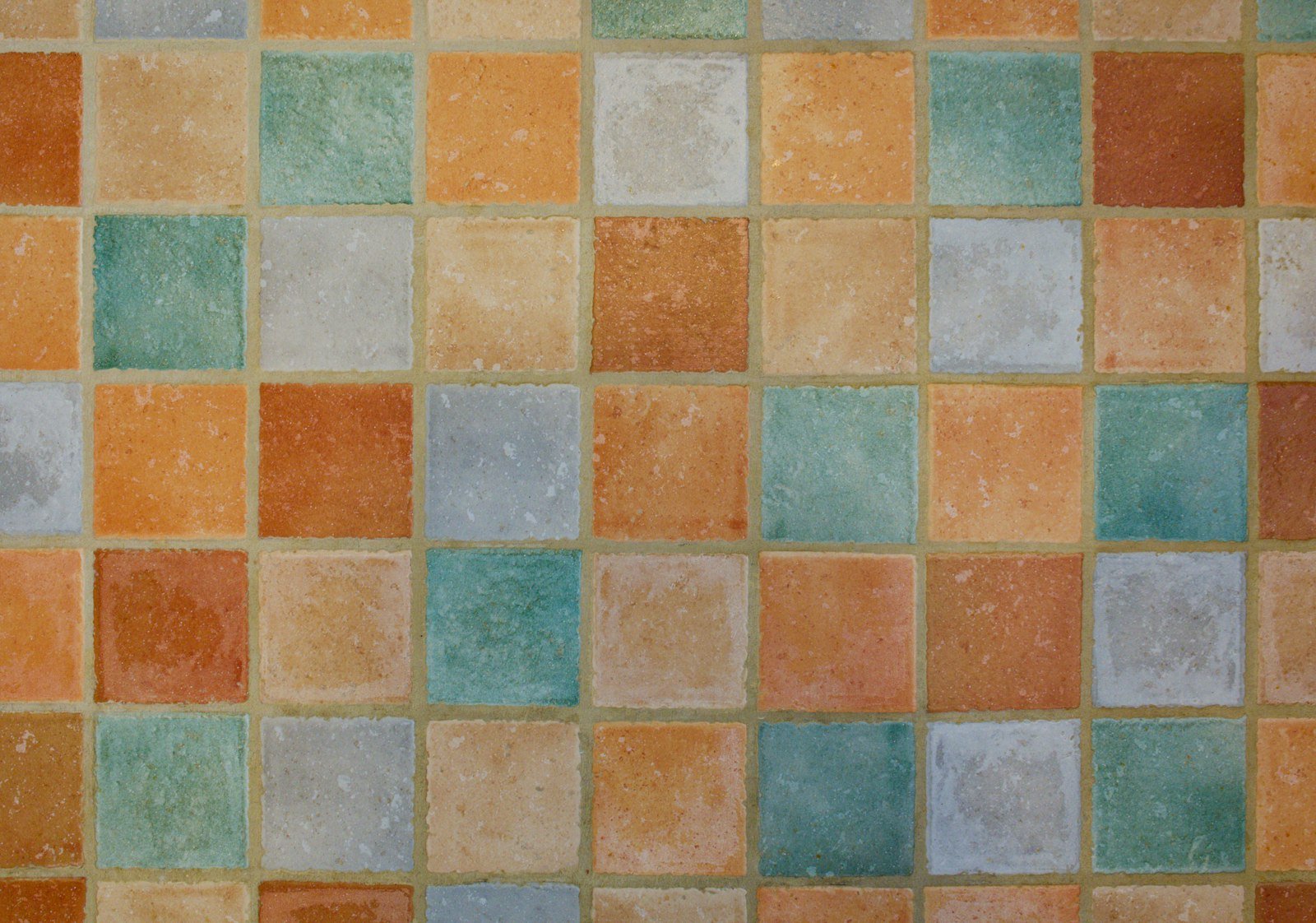 Carrelage salle de bain : carreaux colorés posés en quadrillage