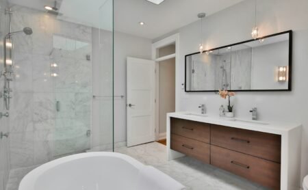 Douche à l italienne avec receveur extra-plat et paroi vitrée