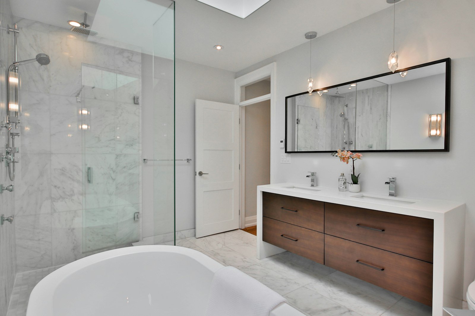 Douche à l italienne avec receveur extra-plat et paroi vitrée