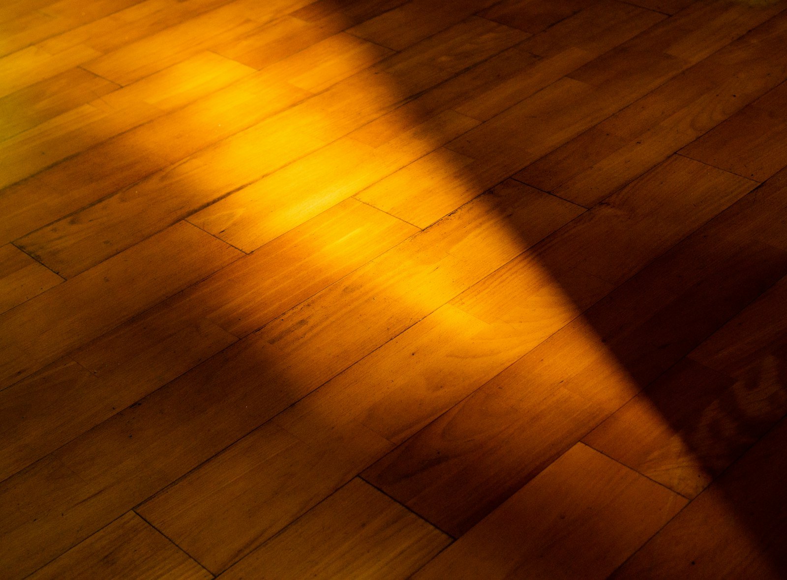 Parquet ou stratifié : sol en lames de bois dans un intérieur