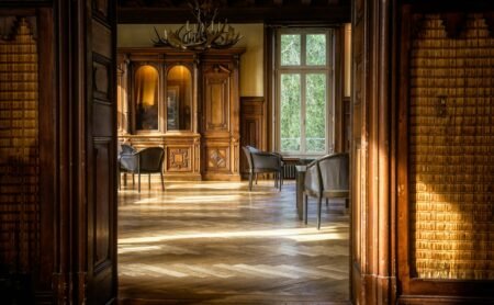Porte intérieure en bois ouverte dans un intérieur clair