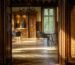 Porte intérieure en bois ouverte dans un intérieur clair