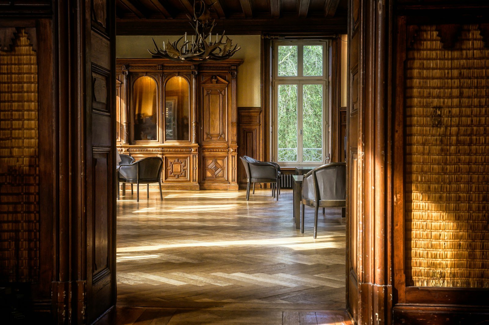 Porte intérieure en bois ouverte dans un intérieur clair