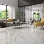 Carrelage effet marbre doré en grès cérame poli