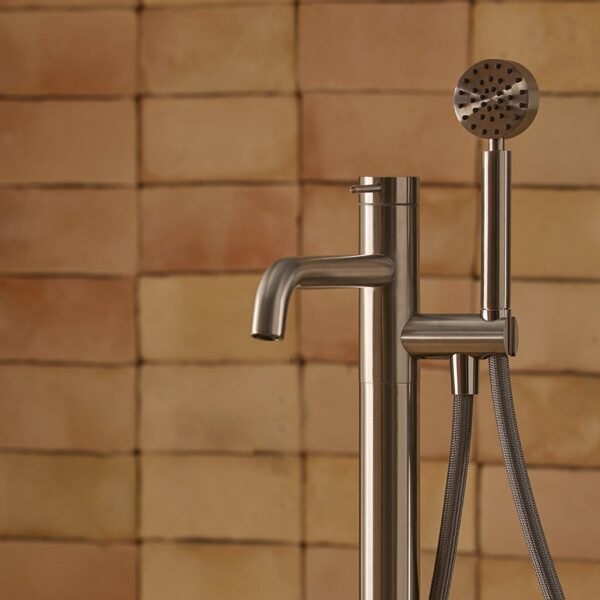 Robinetterie sur pied pour baignoire nickel brossé